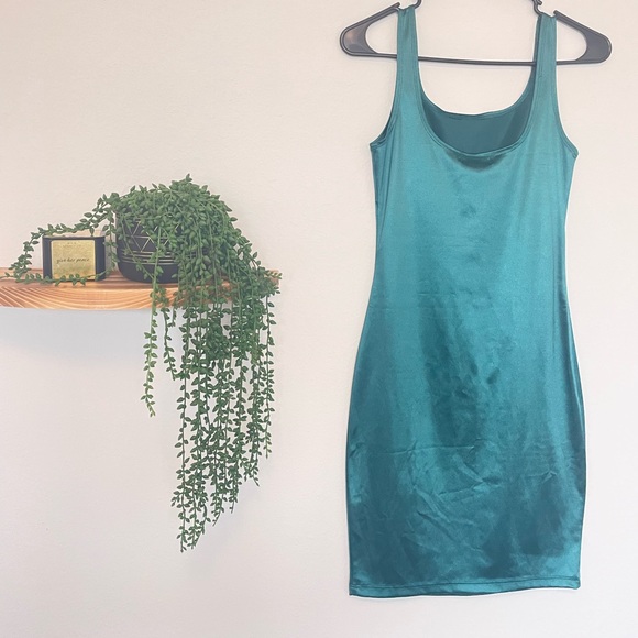 Short Green Bodycon dress. - Picture 2 of 3